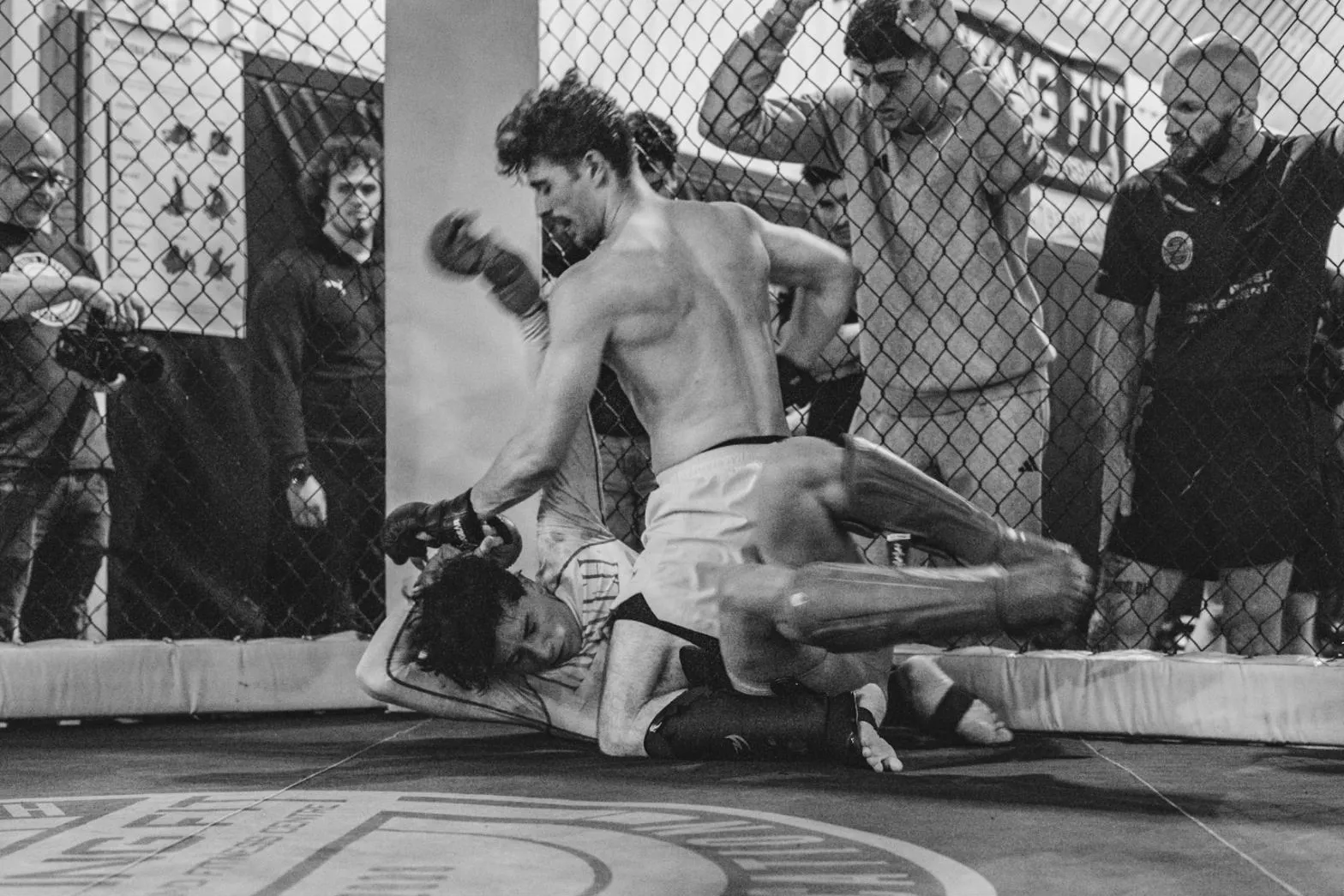 MMA trénink v kleci, boj na zemi