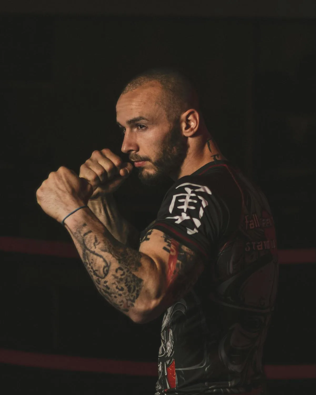 Trenér MMA v bojovém postoji