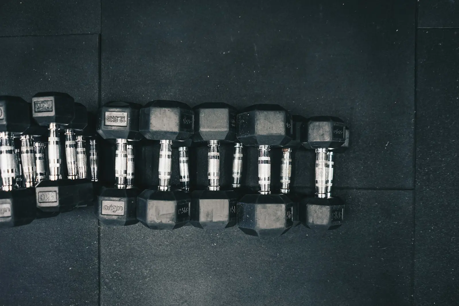 Jednoručky srovnané na gumové podlaze