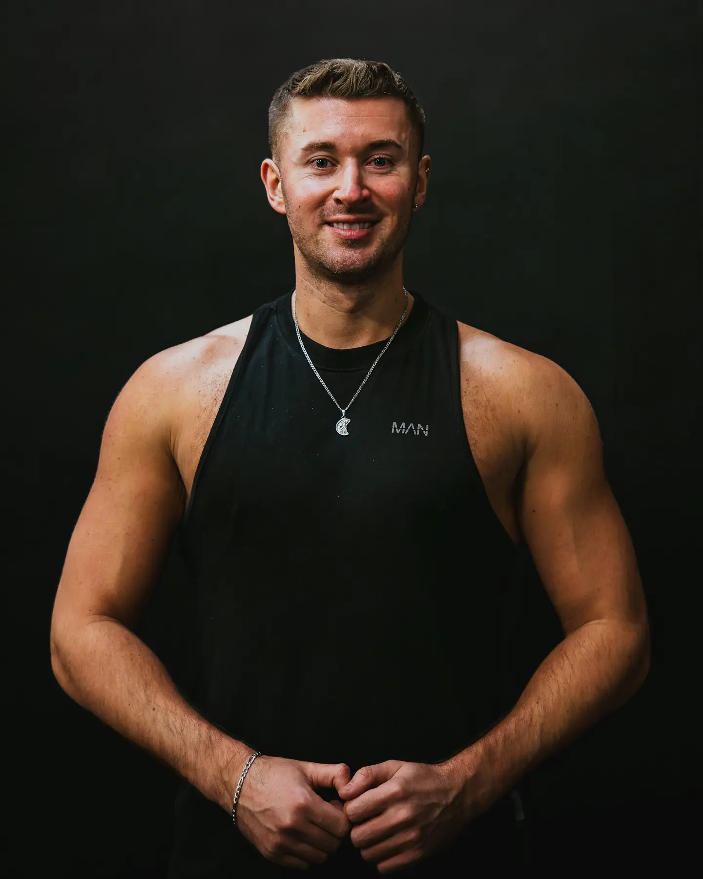 Trenér Tomáš Brož v černém tílku