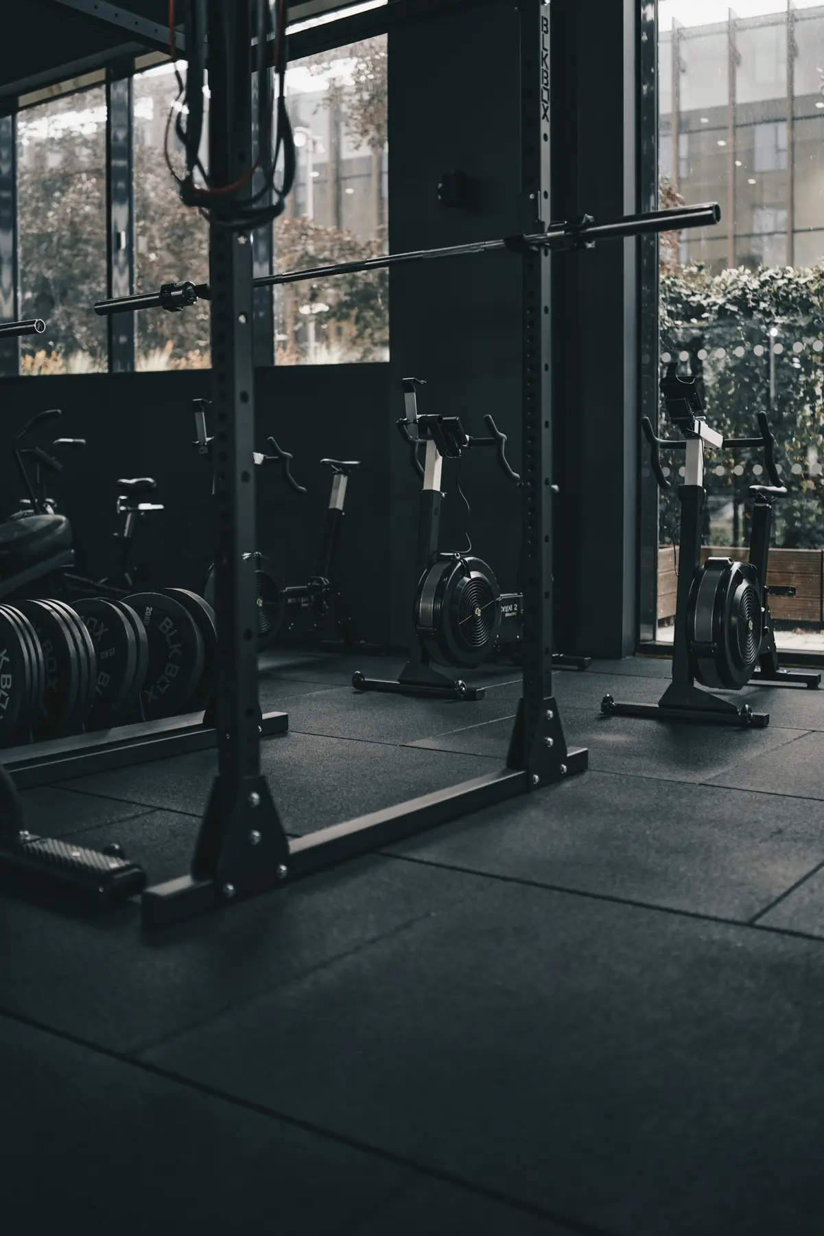 Power rack s olympijskou osou a kotouči