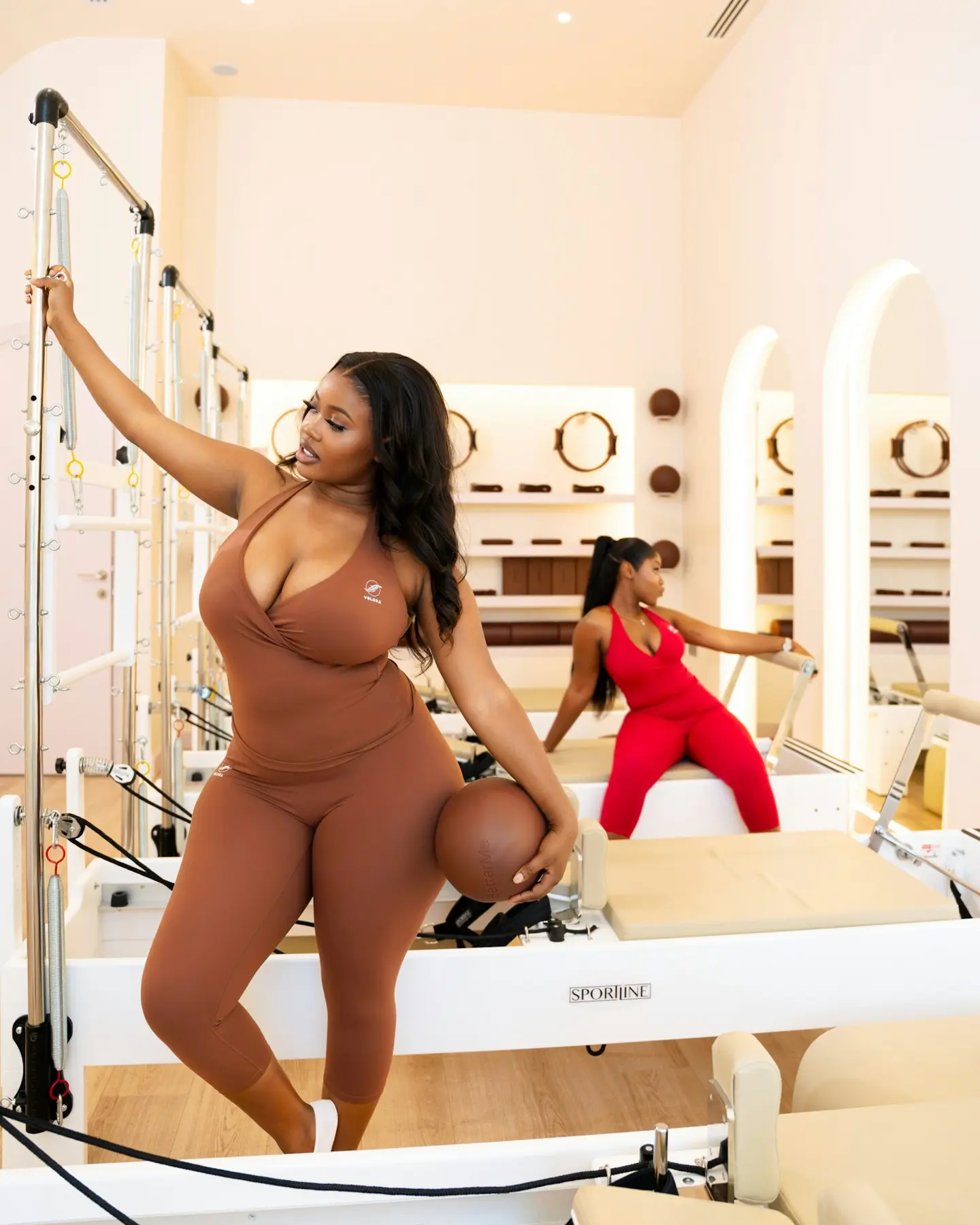 Dvě klientky na pilates strojích