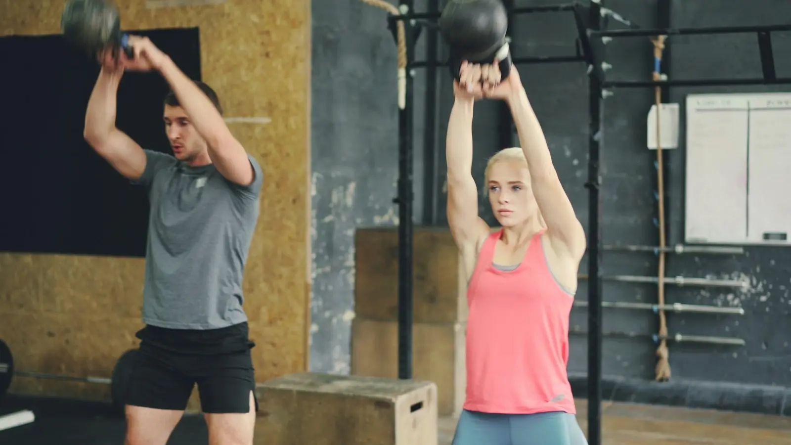 Trenérka Eva Dušková se švihem kettlebellu nad hlavu
